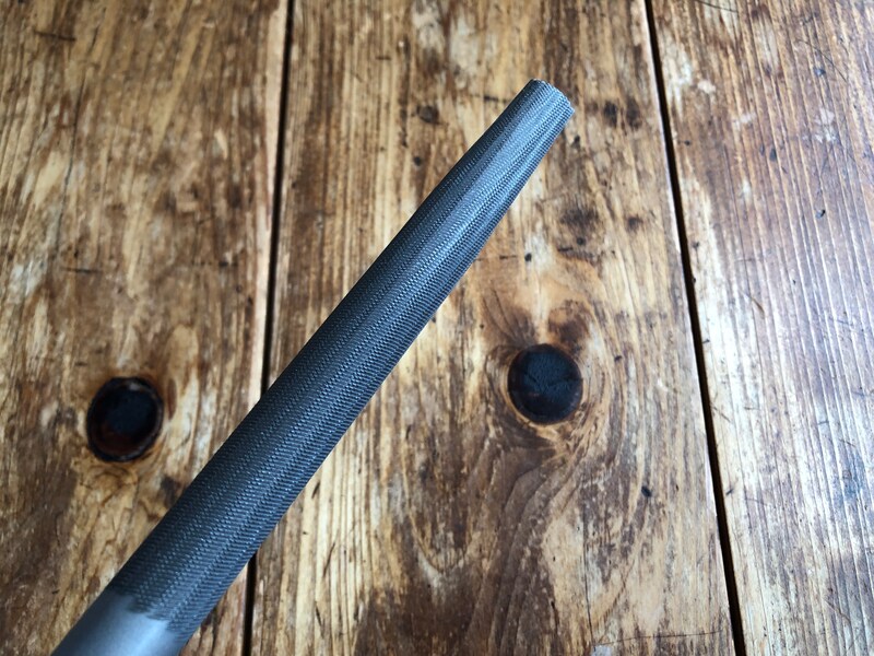 ダイソーの「鉄工用　半丸型ヤスリ」は半円と平面の両方が使用できる