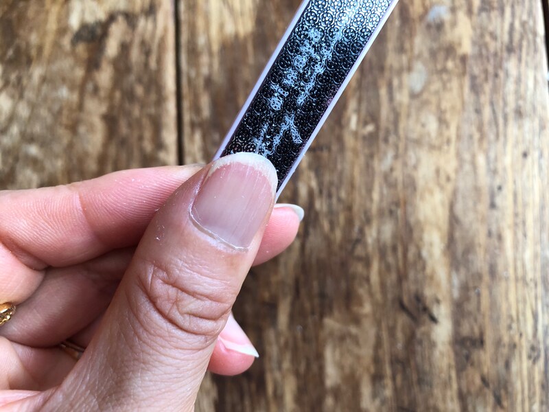 ダイソーの「ガラスネイルやすり」で少し擦ると爪が削れる