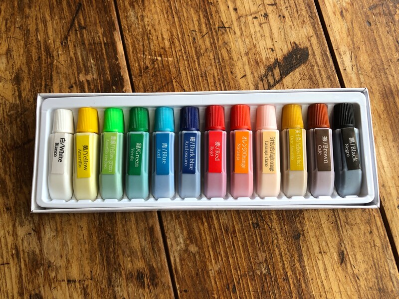 ダイソーの「発色にこだわった水彩絵の具12色」はチューブ式