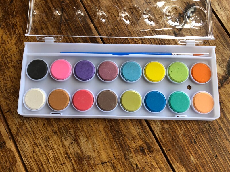 ダイソーの「固形タイプカラフル絵の具」は16色入り