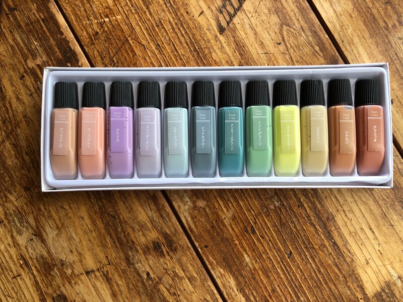 ダイソーの「水彩絵の具　くすみカラー」は12色入り