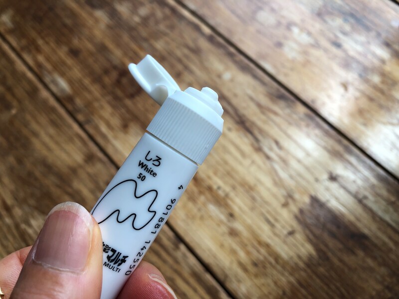 ダイソーで売っているサクラクレパスの「マット水彩マルチ」はキャップを取り外さない