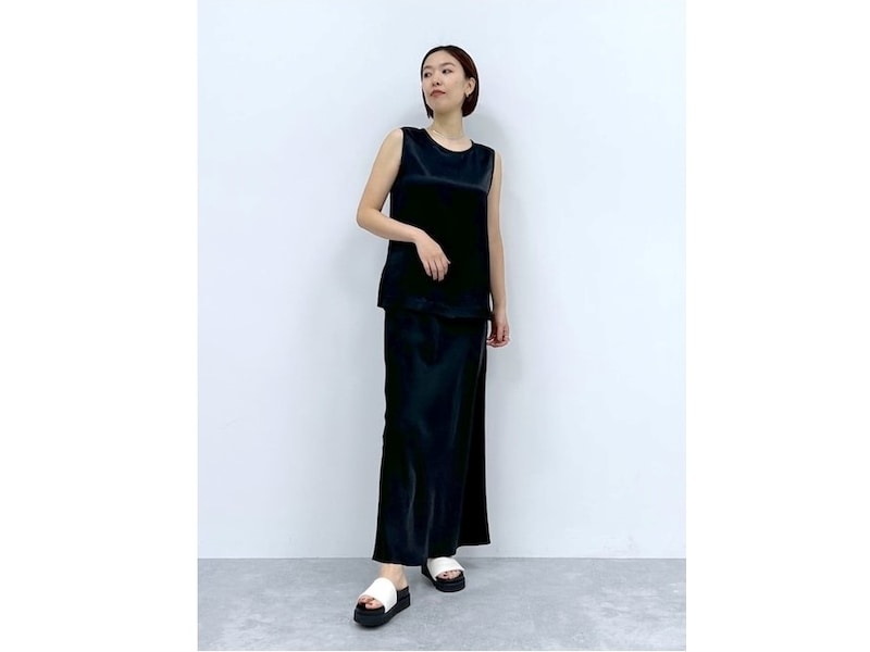 ノースリーブでも肌感が目立ちにくいツヤ素材もいちおし 出典:WEAR