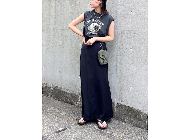 プリントTシャツもスリーブレスなら大人っぽく着られる 出典:WEAR