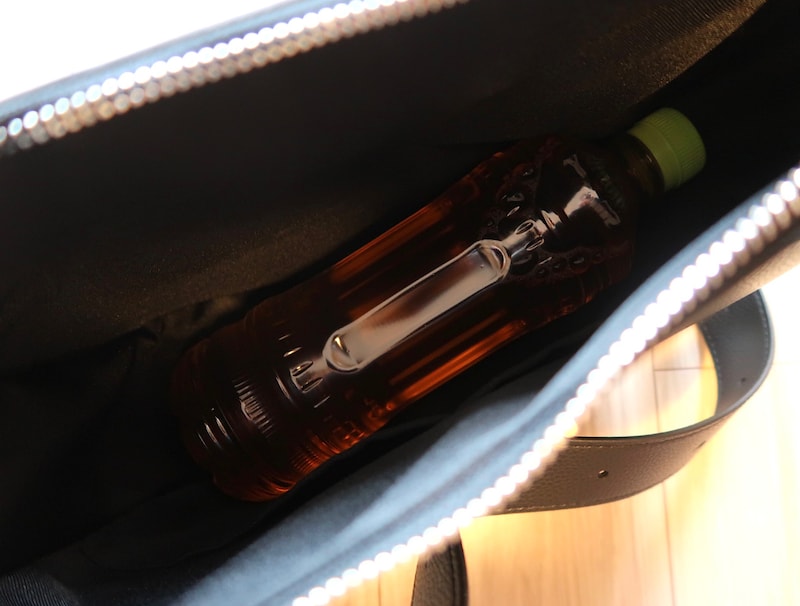 マチもしっかり幅があるためペットボトルもすっぽり入る