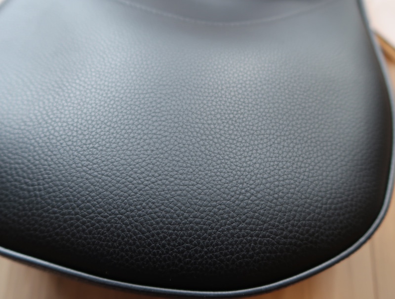 まるでリアルレザーのような、高見えするフェイクレザーも大人向け