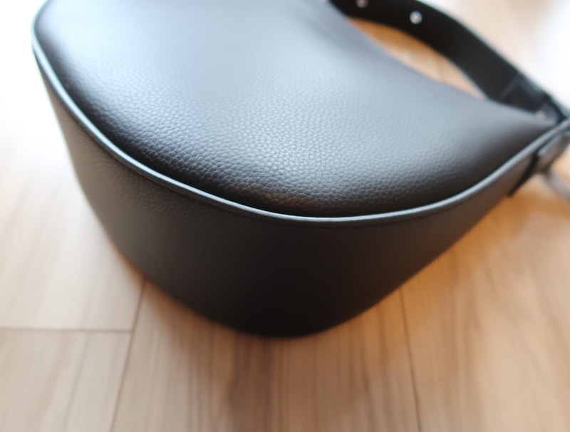 上から下に向かって幅広になるつくりは物を入れやすく、持ちやすい