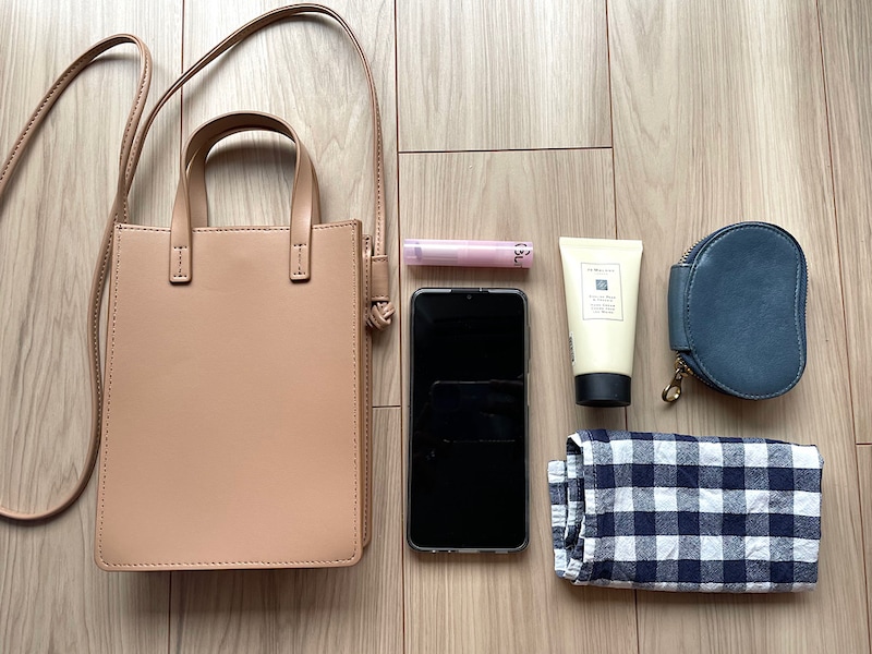 スマホ、小銭入れ、ハンドクリーム、ハンカチと身のまわりのものは一通り入ります