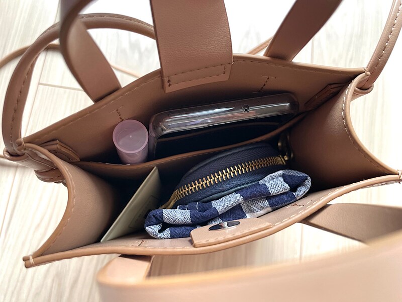 ミニサイズでも、内ポケット付きで細かいものを入れるのに便利