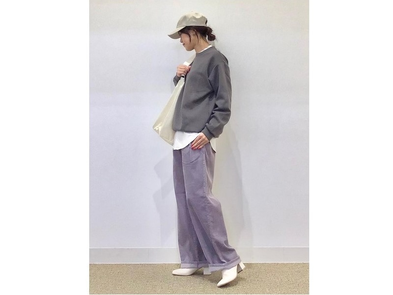 きれい色のコーデュロイパンツはコーデのアクセントにも◎ 出典:StyleHint