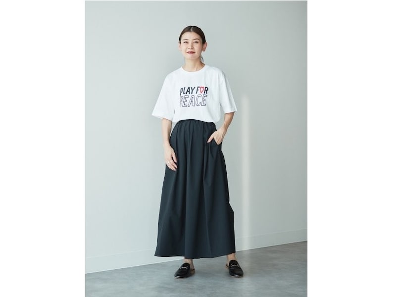 夏はゆったりTシャツと合わせて大人カジュアルコーデに　出典：StyleHint