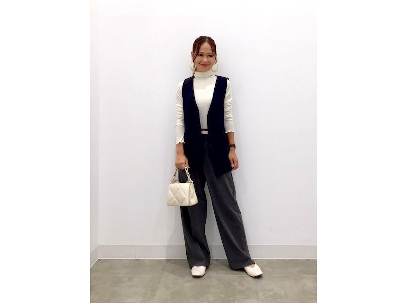 暑い時期はTシャツに、涼しくなったら長袖に重ねて 出典:StyleHint