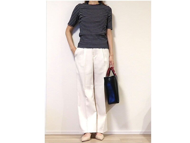 ひじまである五分袖と、長めの着丈で秋まで着られそうなシルエット