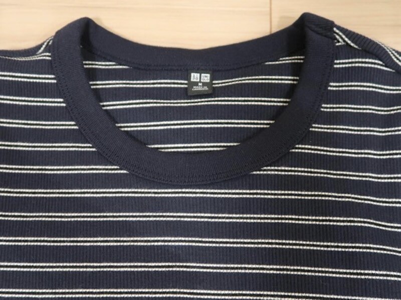 首もとが詰まっていて、ルーズに見えないのも大人向けなポイント