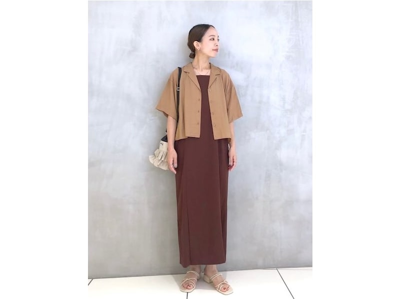 キャミソールワンピースに半袖シャツの組み合わせがおしゃれかつ便利　出典：WEAR