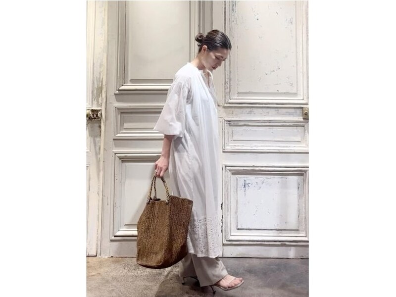 白のロングワンピースにベージュのリネンパンツで涼し気に　出典：WEAR