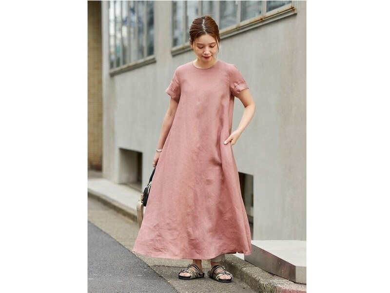 風通しのいいロングワンピースは明るめカラー＆リネン素材で猛暑日に◎　出典：WEAR
