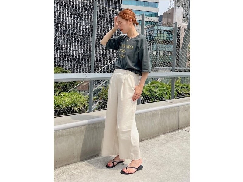 ベージュのリネンパンツはどんな夏コーデにも合わせられて万能です　出典：WEAR