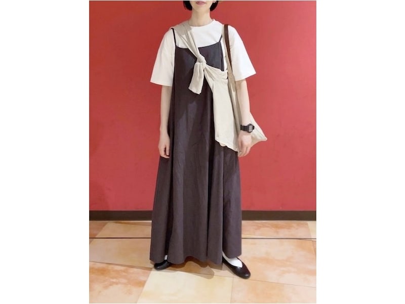 シャリっとした肌触りのUVカットカーディガンを巻いて　出典：WEAR