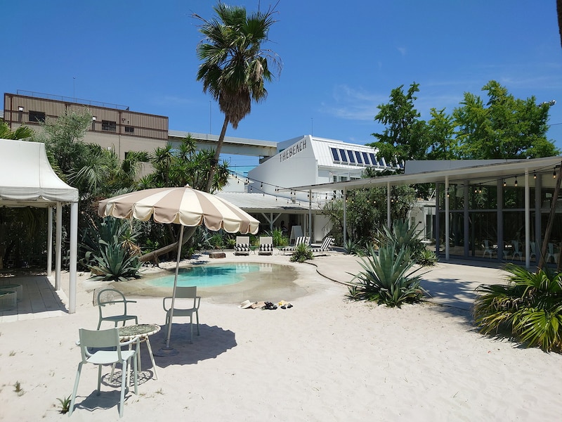 中庭にはアメリカ西海岸を彷彿させる、真っ白な砂浜のビーチが!