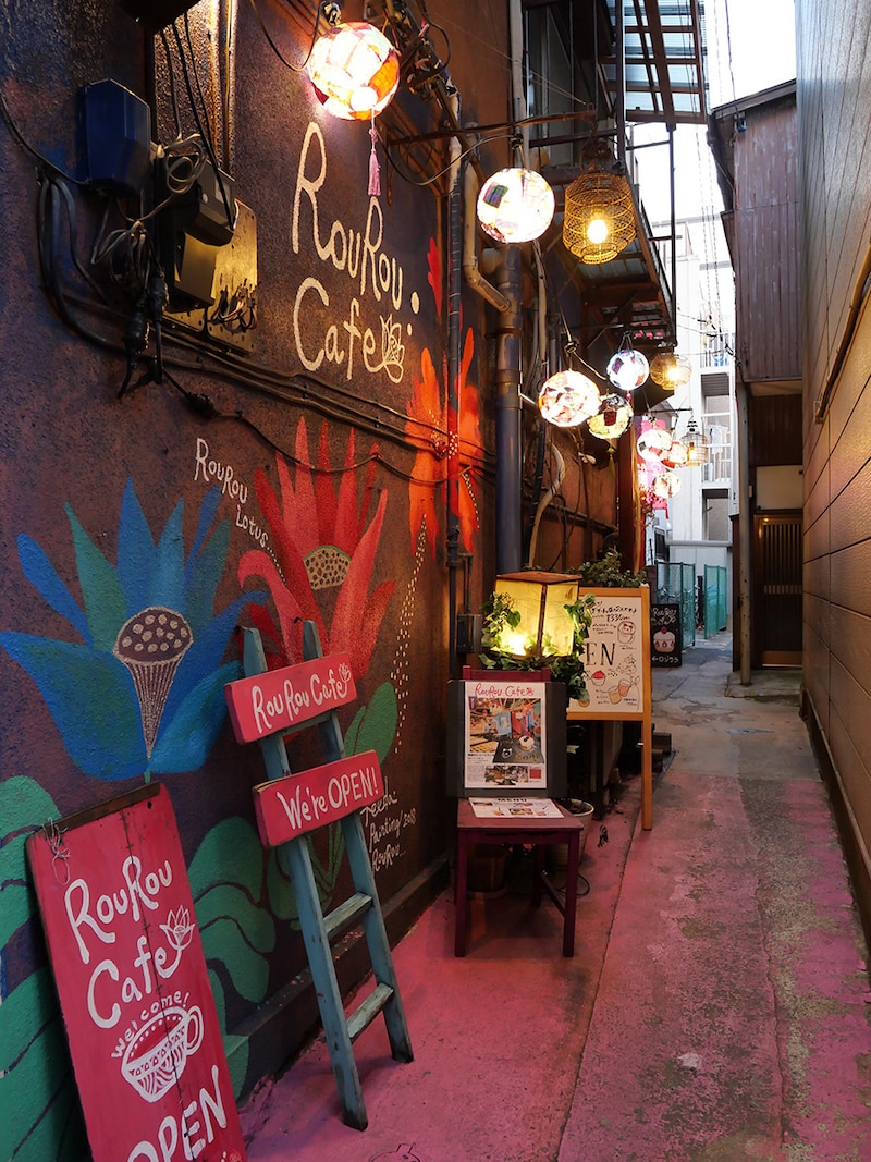 路地裏にあるオシャレカフェ「ROUROU cafe」