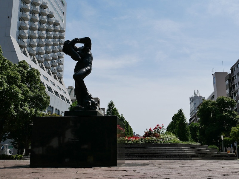 大通り公園はオーギュスト・ロダン作の彫刻「瞑想(めいそう)」の近辺にある