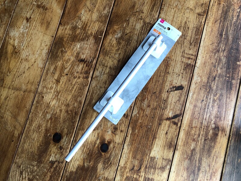 ダイソーの「タオル掛け　粘着」