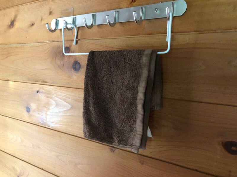 フックにかける場合には「横取付け用　タオル掛け」の掛ける部分を少し曲げることになる