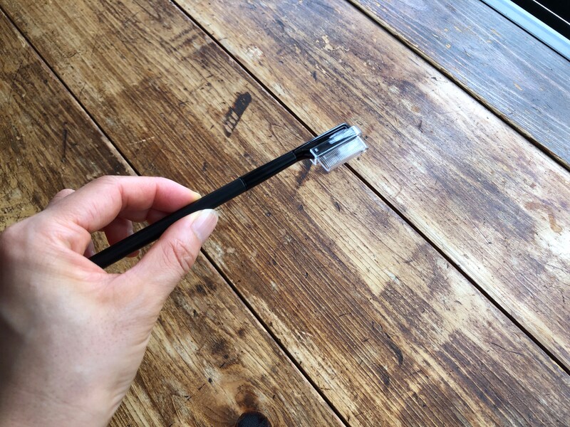 ダイソーのまつ毛コーム「アイラッシュコーム」は持ちやすい長さ