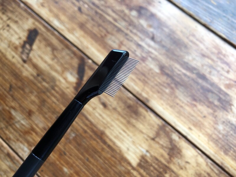 ダイソーのまつ毛コーム「アイラッシュコーム」はコームの先端が尖っている