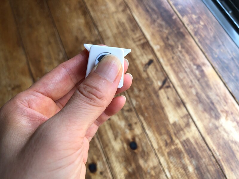 ダイソーの「カドを丸く切れるコーナーパンチ」のボタンは指の腹で押しやすい