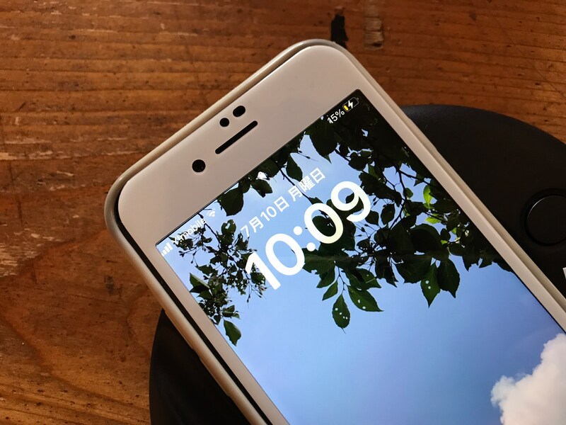 ダイソーのワイヤレス充電器「ラウンドワイヤレスチャージャー」でスマホを充電してみる