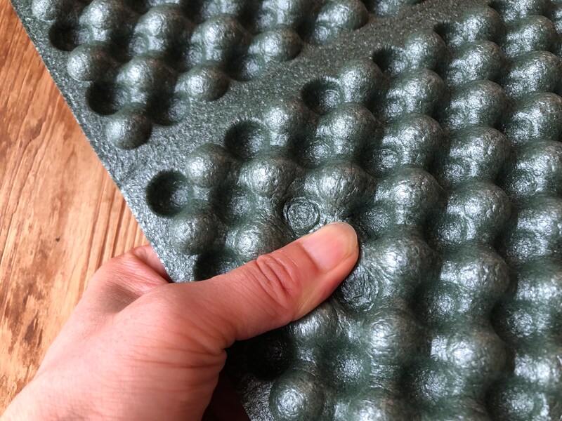 ダイソーの「レジャーマット」は指で押すと簡単につぶれる