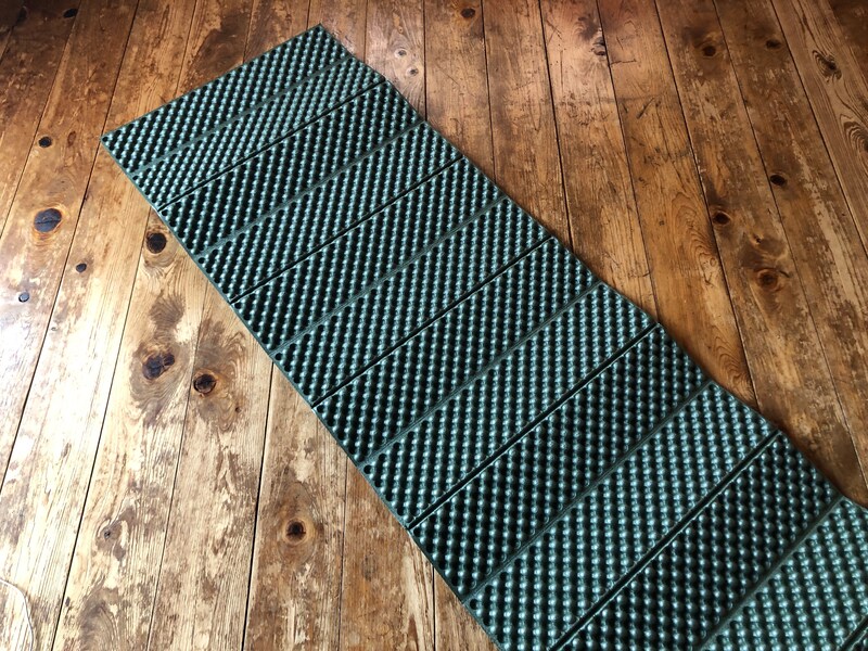 ダイソーの「レジャーマット」は大人でも使えるサイズ