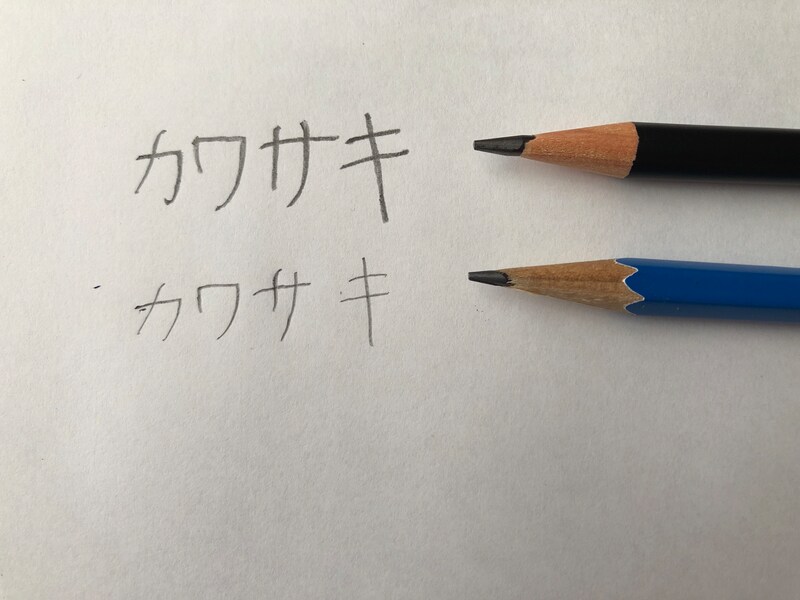 上がダイソーの「かきかた鉛筆　4B」、下はHBの鉛筆