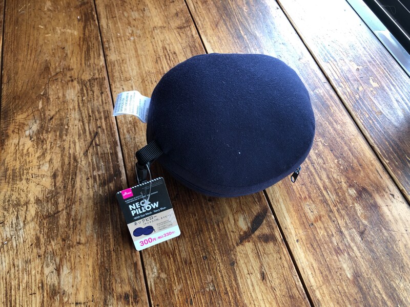 ダイソーの「ネックピロー（アイマスク付）」