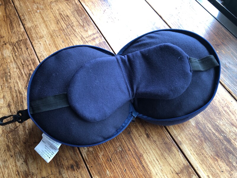 ダイソーの「ネックピロー（アイマスク付）」はアイマスクと一体型