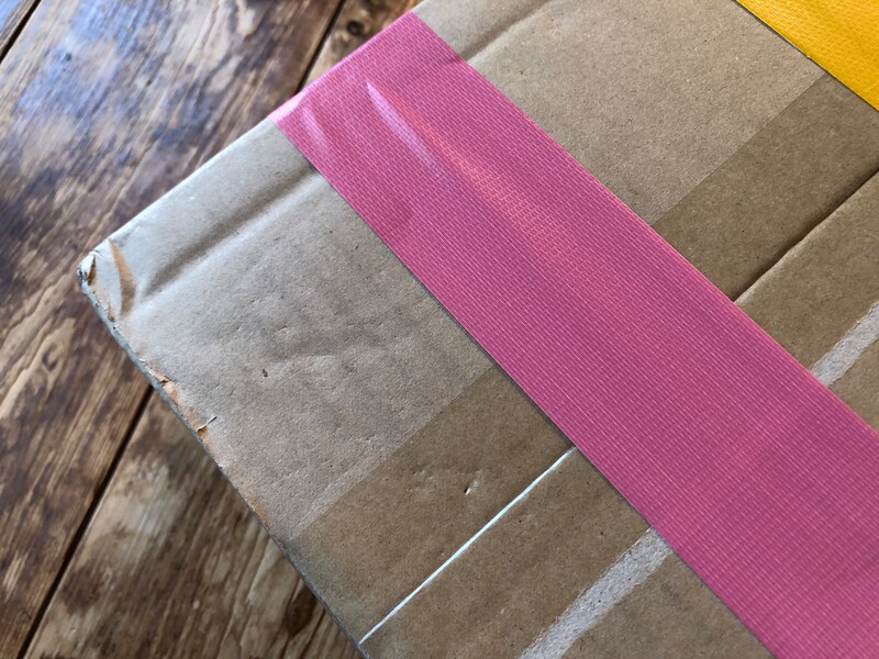 ダイソーの「粘着布テープ　ピンク」は可愛らしい印象になる