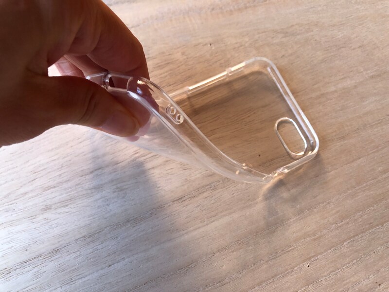 キャンドゥの「iPhoneケース ソフトタイプ　ソフトクリア」は柔らかい素材