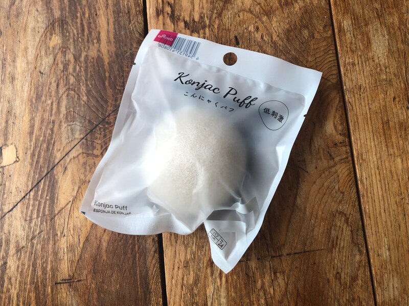 ダイソーの「こんにゃくパフ」の白いタイプ