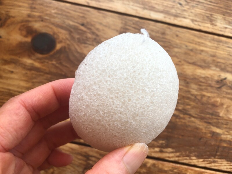 ダイソーの「こんにゃくパフ」は手で持ちやすいサイズ