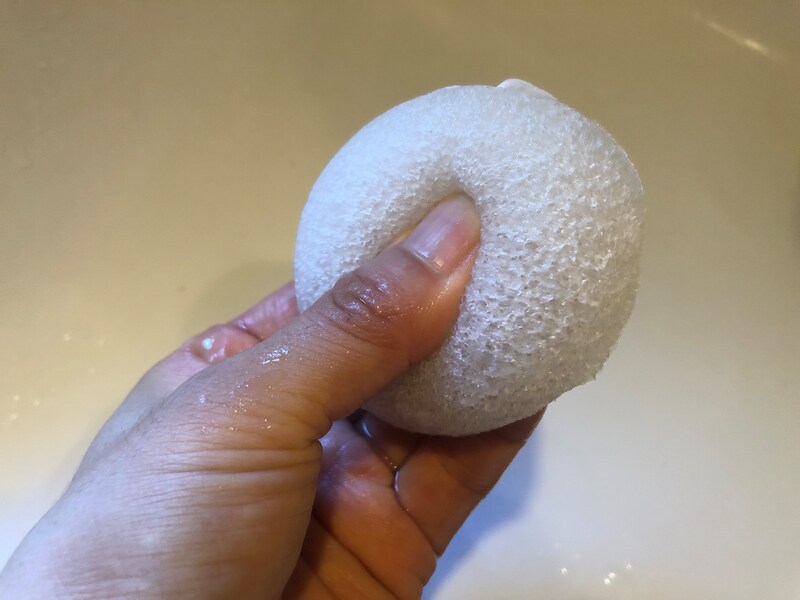 ダイソーの「こんにゃくパフ」はお湯や水で柔らかくなる