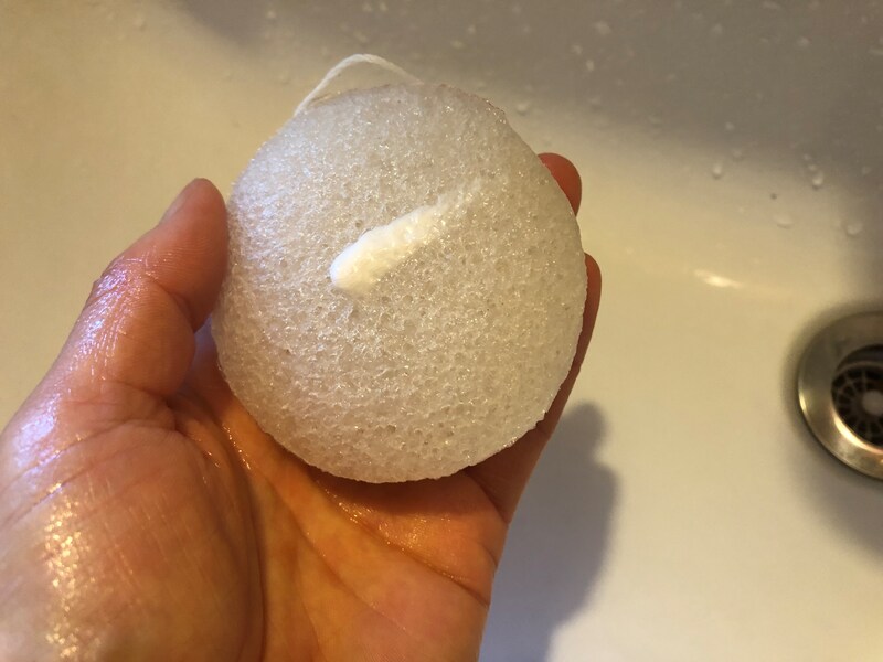ダイソーの「こんにゃくパフ」に洗顔料をつけて揉んでいく