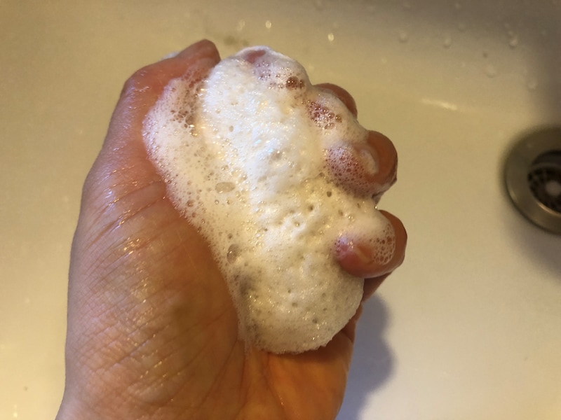 ダイソーの「こんにゃくパフ」を何度か揉んでいくと、泡が立っていく