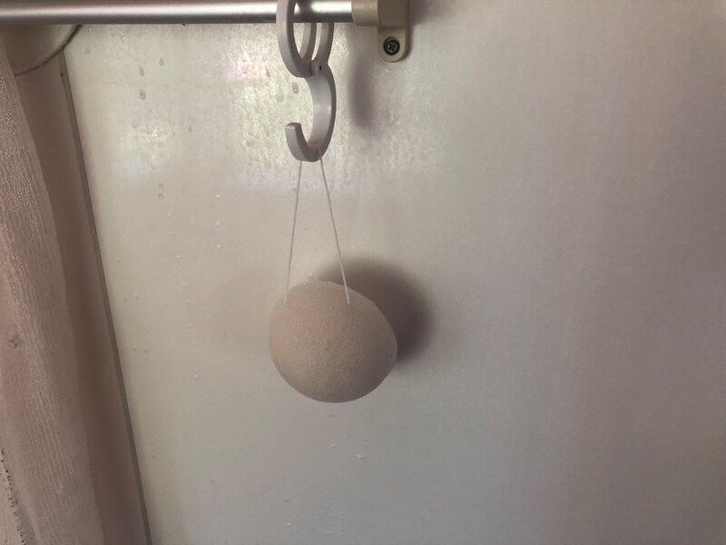 ダイソーの「こんにゃくパフ」はひも付きなので、フックにかけられる