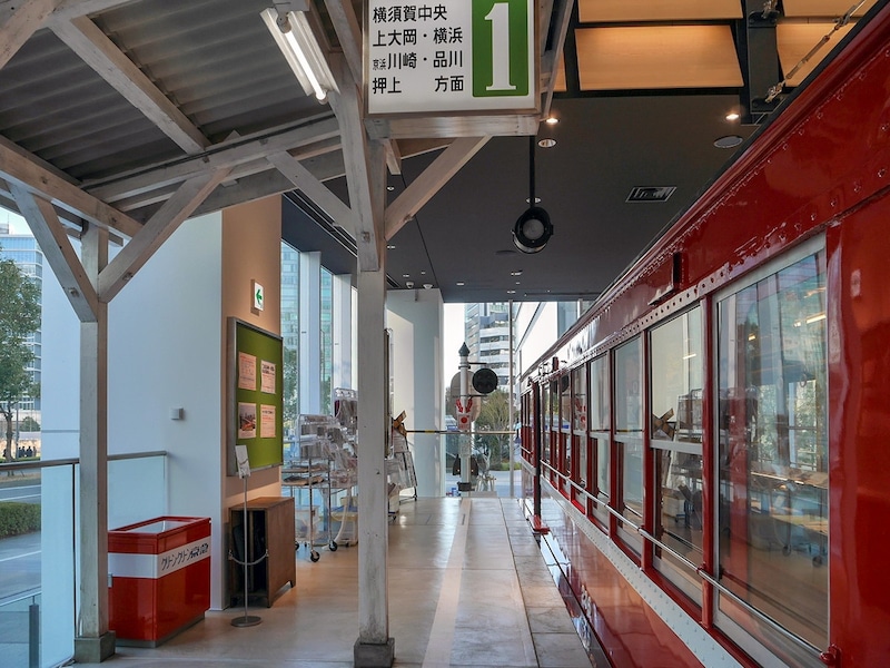 同車両が引退した1970年代の風景を再現したホーム