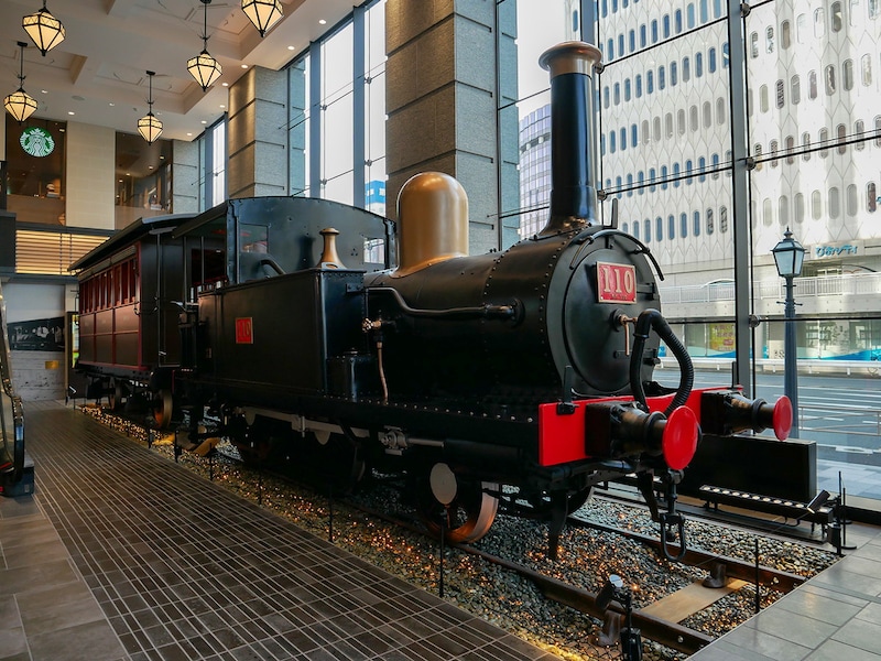 鉄道創業当時に走行していた110形蒸気機関車を展示(筆者撮影)