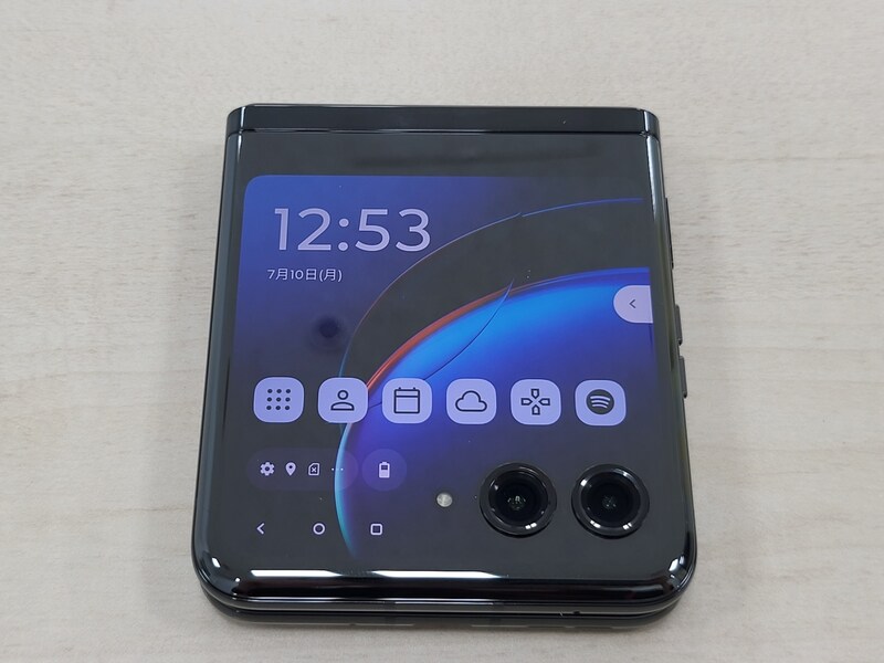 リーズナブルで高性能！ 折り畳み型スマホ「motorola razr 40