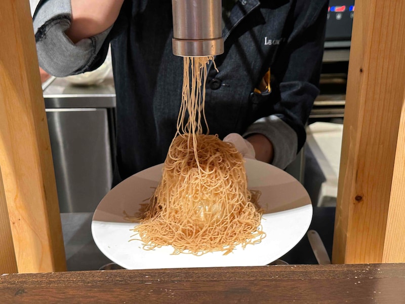 熊本産「利平栗」を目の前でたっぷりと絞ってくれます