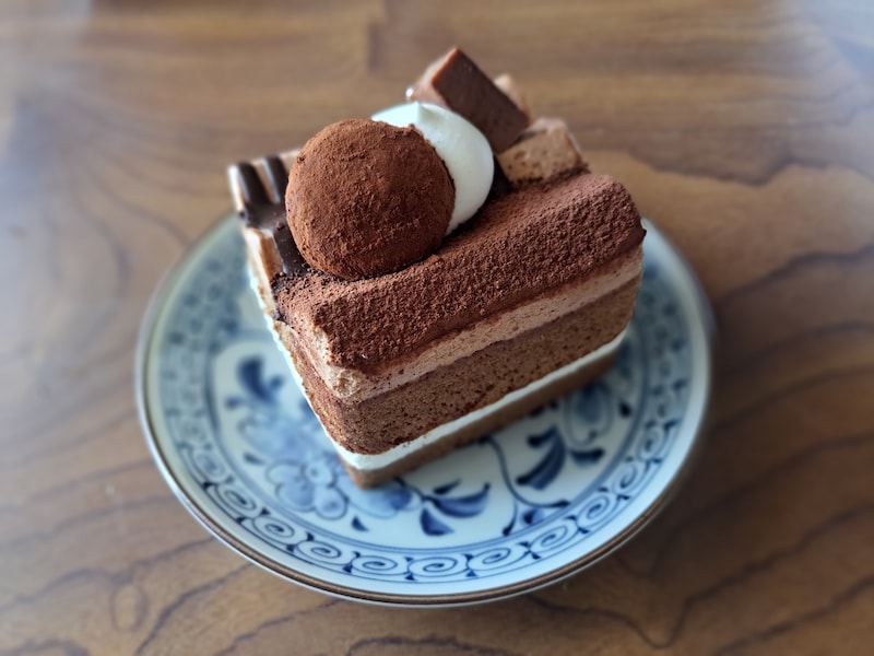 シャトレーゼの「生チョコ大福バトン」は3層の豪華なケーキ